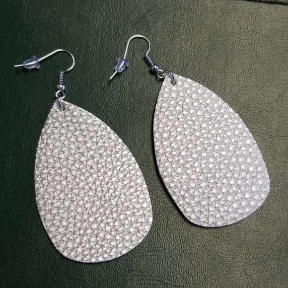 New! 7pair- New Faux leather lightweight earrings - Picture 7 of 8